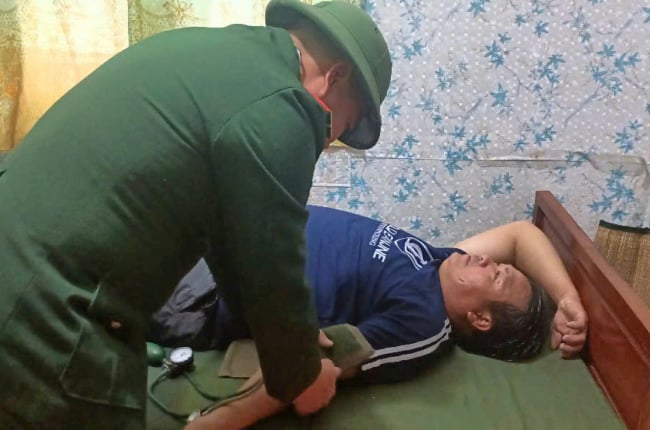 Bộ đội Biên phòng Quảng Bình cứu sống 14 ngư dân bơi lênh đênh trên biển khi tàu chìm