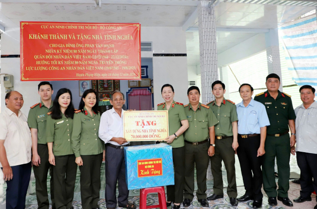 Cục An ninh chính trị nội bộ trao 15 căn nhà tình nghĩa tặng các cựu chiến binh Tiểu đoàn Tây Đô