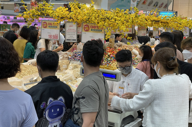 Siêu thị đang đông nghẹt, người Sài Gòn chen chân mua sắm Tết