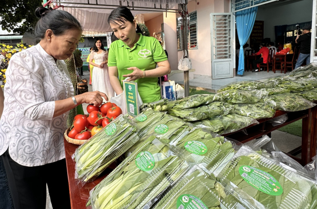 Cùng với đào, mai ngày Tết, người dân TP.HCM đi chợ phiên mua nông sản sạch