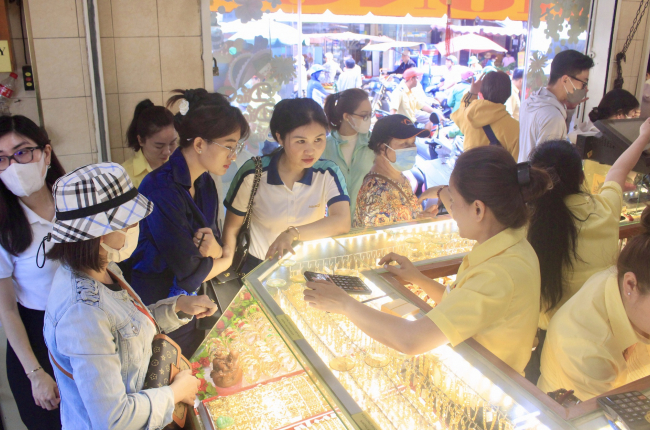 Tiệm vàng lớn nhất chợ Bà Chiểu lúc này, kẹt trong kẹt ngoài, chen ná thở để mua được vàng