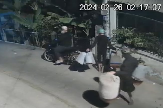 Camera an ninh ghi lại cảnh kẻ trộm đột nhập nhà dân trộm lồng và chim cảnh ở TP.HCM