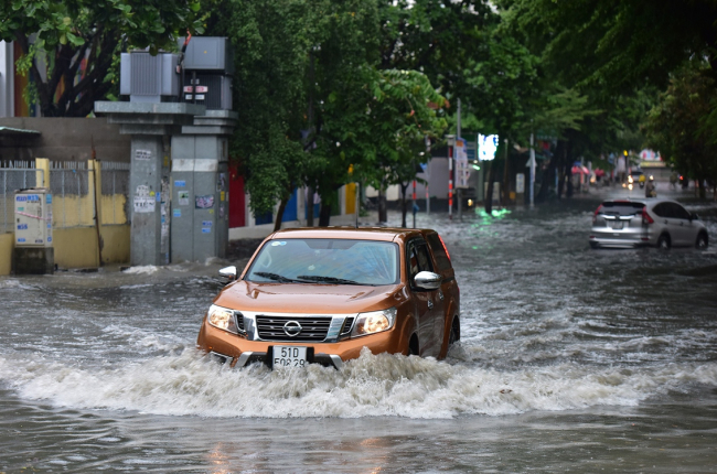 Sài Gòn cứ mưa là ngập, ô tô cần kiểm tra những gì