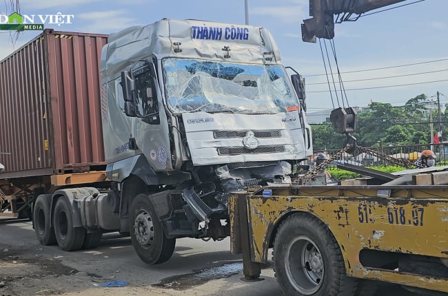 TP.HCM: CSGT An Sương trích xuất camera an ninh, điều tra nguyên nhân vụ va chạm liên hoàn giữa 5 phương tiện