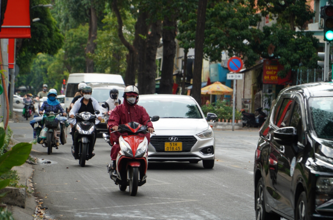 TP.HCM nắng nóng, vắng mưa dù đang mùa mưa