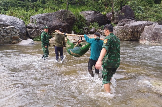 Bộ đội Biên phòng Lai Châu kịp thời cứu người đàn ông dân tộc Dao bị rơi xuống vực trong rừng