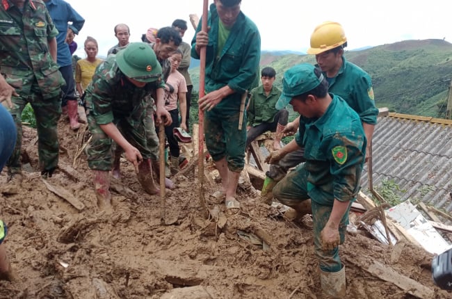 Tìm kiếm nạn nhân mất tích do mưa lũ ở Sơn La: Bộ đội, dân quân cùng người dân nỗ lực đào bới đất đá