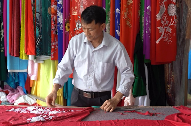 Độc đáo đàn ông may áo dài ở ngôi làng hơn ngàn năm tuổi giữa thủ đô        