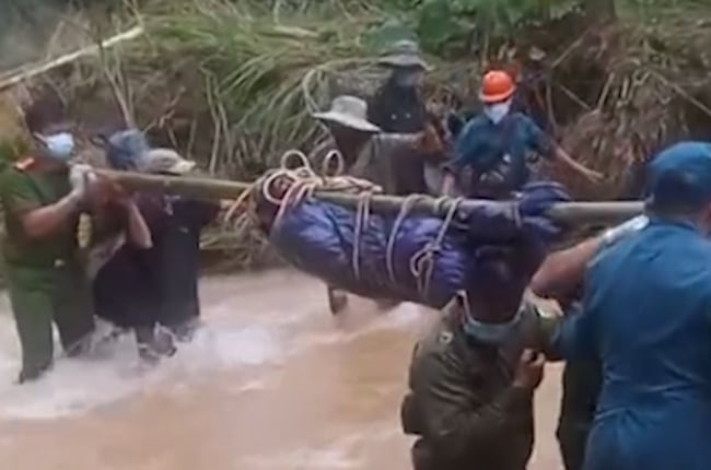 Clip: Trục vớt thi thể người phụ nữ sau hơn 1 tuần mất tích do mưa lũ ở Sơn La