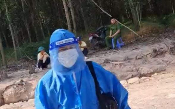 Công an Bình Thuận khám xét một trại heo do nghi chuyển heo bị dịch tả lợn châu Phi ra bên ngoài