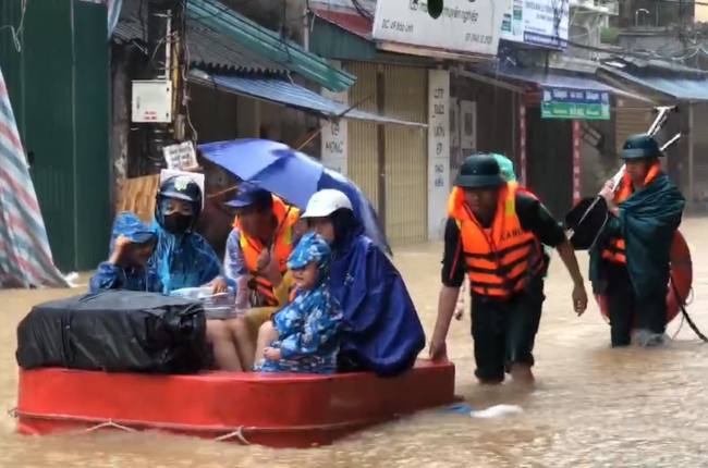  Lực lượng vũ trang giúp người dân Hà Nội chạy lũ            