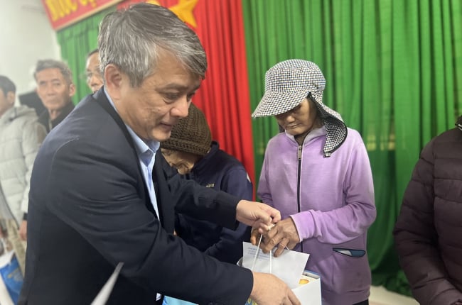 Mang Tết lên núi cho gia đình chính sách, người nghèo, cán bộ không chuyên trách cấp xã ở Bình Định 