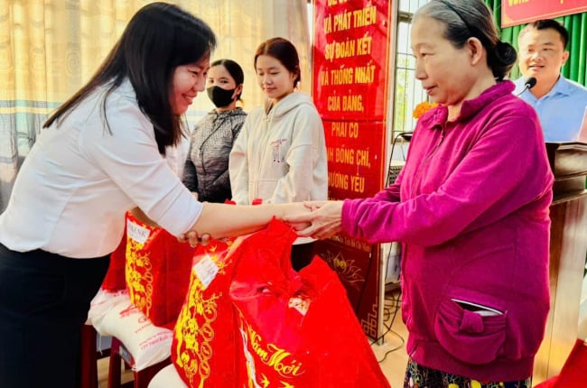 Agribank Chi nhánh Cần Thơ II trao tặng 800 phần quà Tết cho hộ nghèo, hộ gia đình chính sách ở TP.Cần Thơ