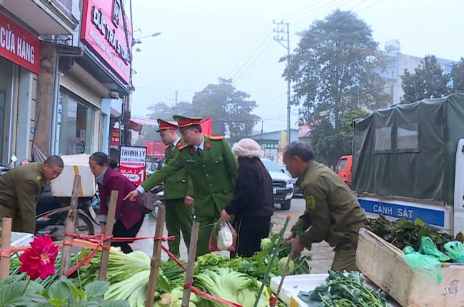 Công an Sơn La 'gõ từng nhà' tuyên truyền xử lý vi phạm lấn chiếm vỉa hè, lòng đường dịp Tết