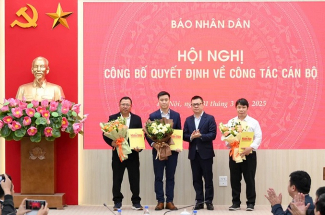 Báo Nhân Dân bổ nhiệm, tái bổ nhiệm 3 cán bộ, trao quyết định cho 27 cán bộ nghỉ hưu sớm, thôi việc