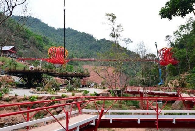 Mộc Châu (Sơn La): Dân tình sốt sình sịch xem cầu kính tình yêu 5D