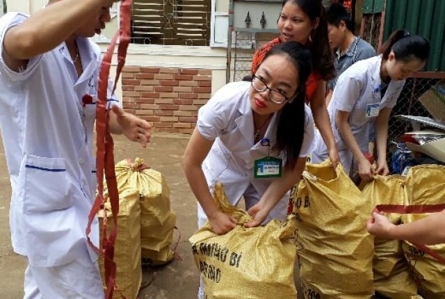 Mưa lũ Sơn La: Cán bộ y tế vác thuốc đi bộ gần 10 cây số vào rốn lũ