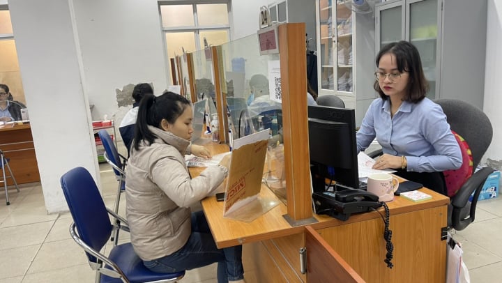 Công chức, viên chức nghỉ hưu trước tuổi khi bỏ cấp huyện, sáp nhập tỉnh được hưởng  những chế độ gì?
