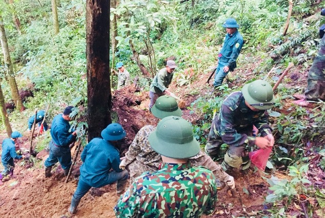 Hình ảnh băng rừng, lội suối của Đội tìm kiếm MIG 21 rơi ở Tam Đảo