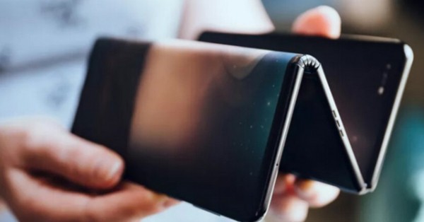 TCL cũng có smartphone màn hình gập lại khá 'vi diệu'