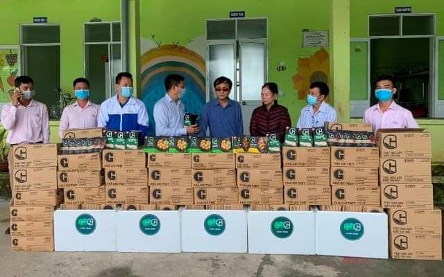 Quảng Nam: Hội Nông dân phối hợp với Tập đoàn GreenFeed Việt Nam tặng quà cho bà con vùng bão lũ