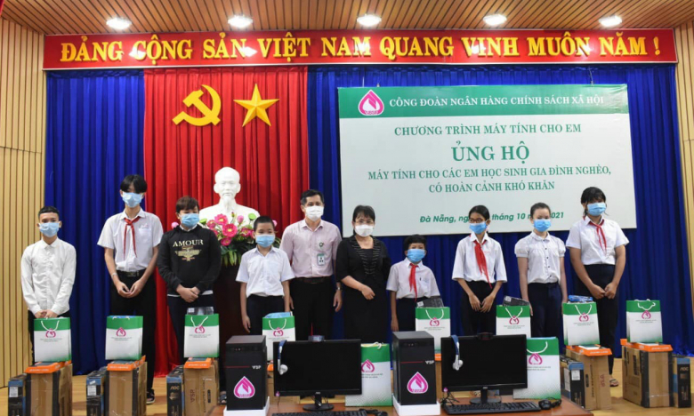 Đà Nẵng: NHCSXH trao tặng 15 máy tính cho học sinh có hoàn cảnh khó khăn