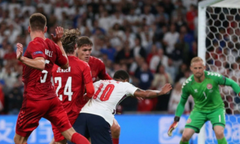 CĐM bùng nổ tranh cãi với tình huống kiếm phạt đền của Raheem Sterling