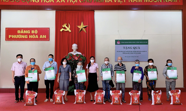 Đà Nẵng: NHCSXH trao 560 suất quà đến các gia đình khó khăn do ảnh hưởng Covid-19
