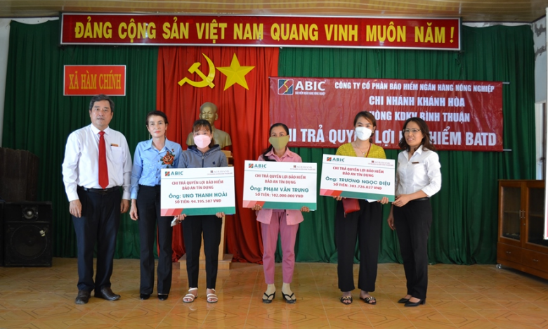 Agribank Bình Thuận phối hợp với Abic Khánh Hòa chi bồi thường bảo hiểm bảo an tín dụng hơn 600 triệu đồng cho khách hàng