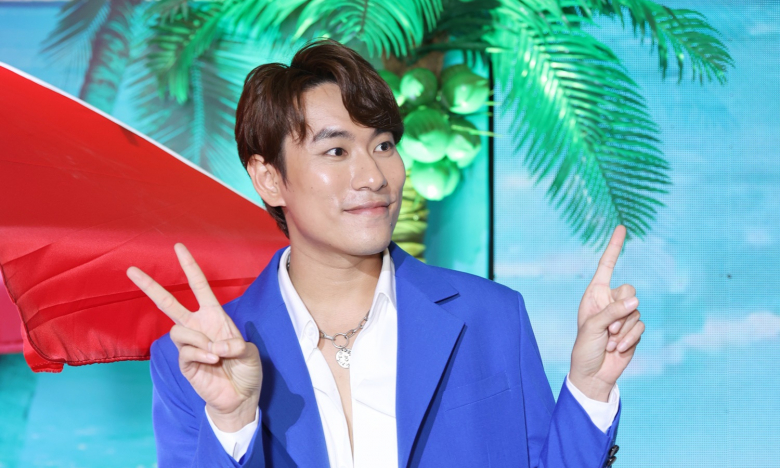 Kiều Minh Tuấn: Đang ngủ, mở mắt ra là thấy camera và mic kề ngay mặt mình