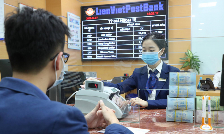 Nhiều lãnh đạo cấp cao LienVietPostBank đăng ký mua mạnh cổ phiếu LPB