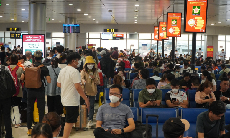 Đi máy bay Tết: Người dân lưu ý cách quét mã QR-Code tra cứu thông tin chuyến bay tại Tân Sơn Nhất