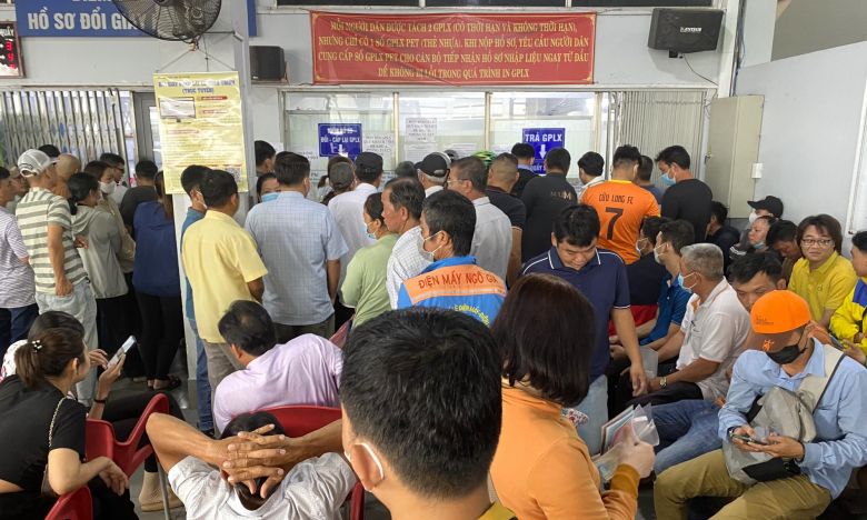 Người dân ùn ùn đi đổi giấy phép lái xe thẻ giấy sang thẻ PET, Sở Giao thông Vận tải TP.HCM nói gì?