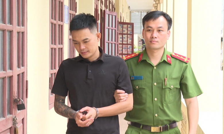 Clip: Bắt Bình Gold - kẻ thủ dao đâm liên tiếp khiến người đàn ông đứng chụp ảnh trước quán bia thiệt mạng