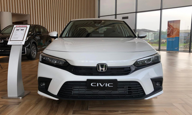 Giá xe Honda Civic tháng 11/2023: Giảm sâu đấu Mazda 3