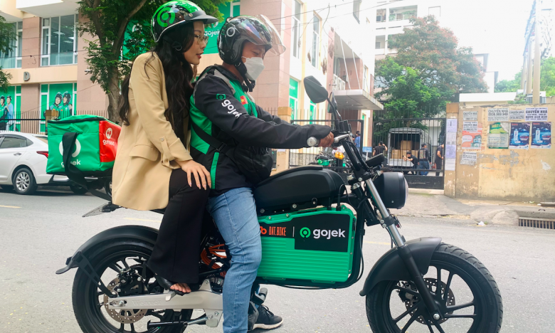 Hot: Lần đầu tiên Việt Nam có xe ôm công nghệ tài xế chạy bằng xe máy điện, Gojek dùng xe Dat Bike chở khách