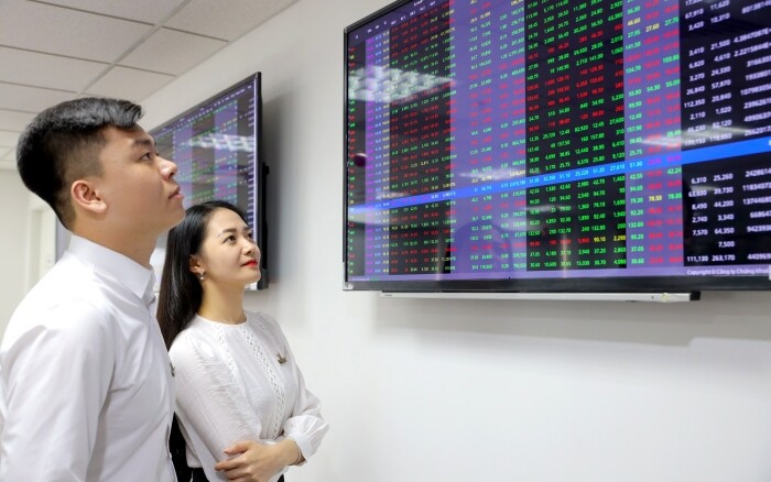 Nhóm VN30 đẩy VN-Index tăng gần 8 điểm, DIG giảm kịch sàn với lượng giao dịch 'khủng'