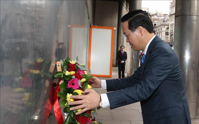 Chủ tịch nước Võ Văn Thưởng đặt hoa tại Biển tưởng niệm Bác Hồ tại London