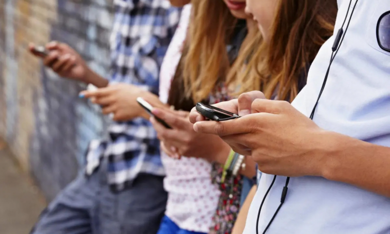 Giới trẻ cai nghiện smartphone bằng cách 'làm bạn' với... điện thoại cục gạch