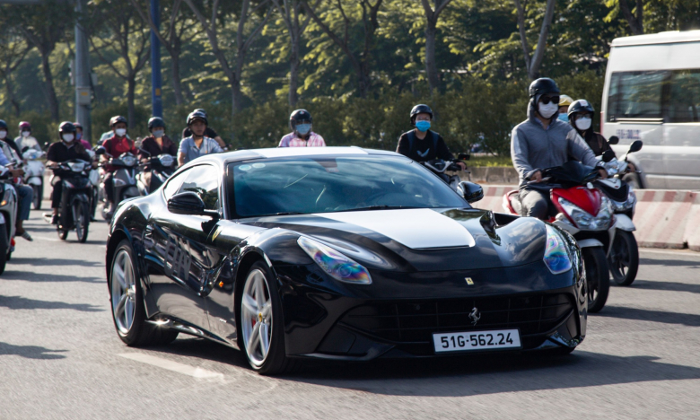 Ông Đặng Lê Nguyên Vũ lần đầu lái Ferrari F12 Berlinetta xuống phố