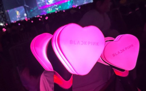 Fan BlackPink tại Hà Nội sôi sục lùng mua lightstick 'búa hồng'