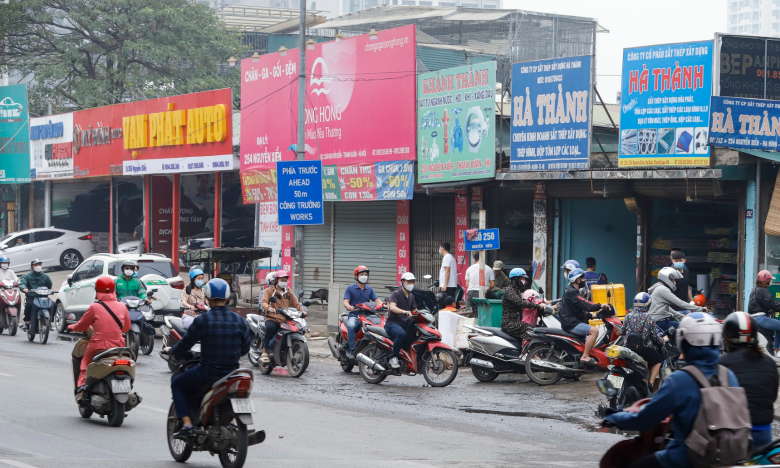 Vụ xe tải ép ngã xe máy: Công an lấy lời khai lái xe grab, “hứa cố gắng tìm ra lái xe tải sớm nhất”