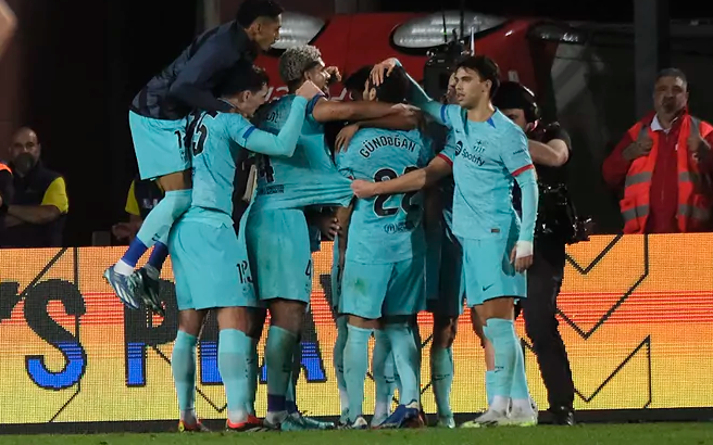 Ngược dòng trước Las Palmas, Barca 'tặng quà' HLV Xavi đầy kịch tính
