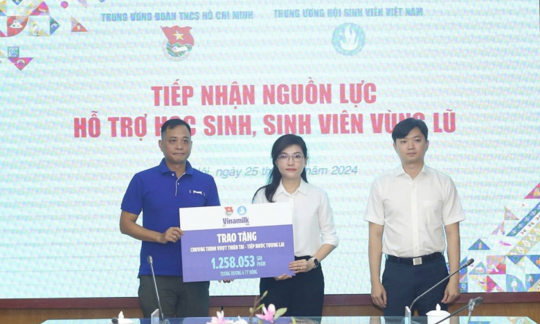 Chương trình “Vượt thiên tai - tiếp bước tương lai” của Vinamilk vượt cam kết 6 tỷ đồng giúp đỡ trẻ em vùng bão lũ