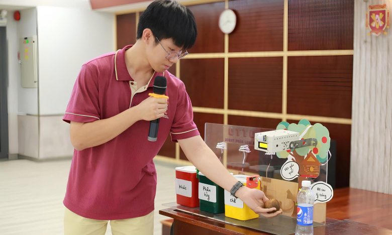 Sáng chế robot phân loại rác sử dụng AI, nam sinh TP.HCM được trao học bổng đại học toàn phần