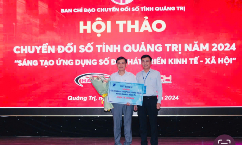 VNPT Quảng Trị trao tặng 130 Smartphone cho hộ nghèo
