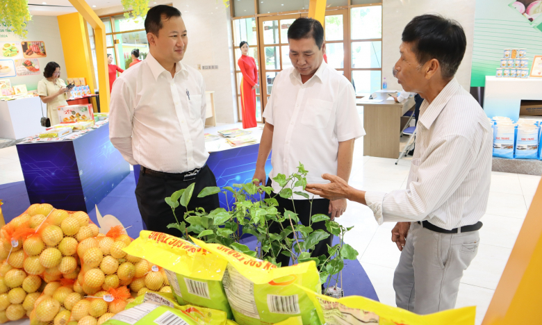 Nông dân Sóc Trăng mang gạo ST25, hành tím Vĩnh Châu, chanh dây ngọt lên TP.HCM chào hàng