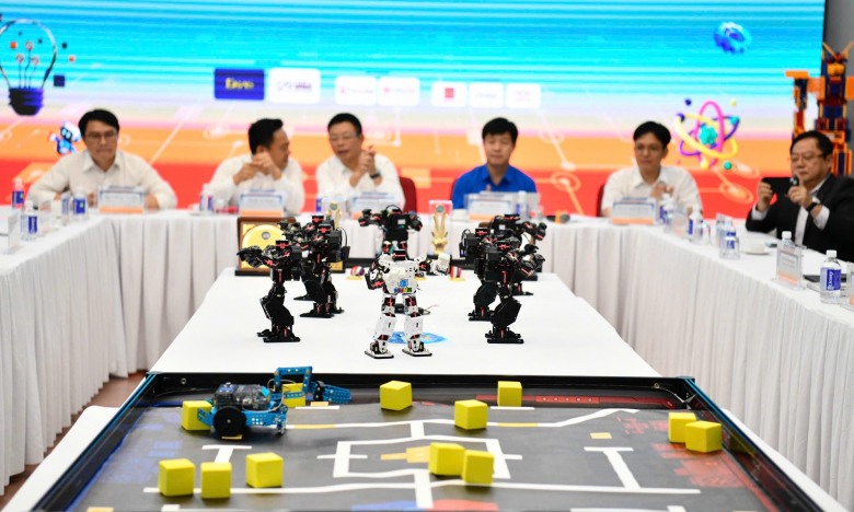 Phấn khích màn nhảy 'Tự hào Việt Nam' của robot khởi động cuộc thi công nghệ dành cho học sinh 