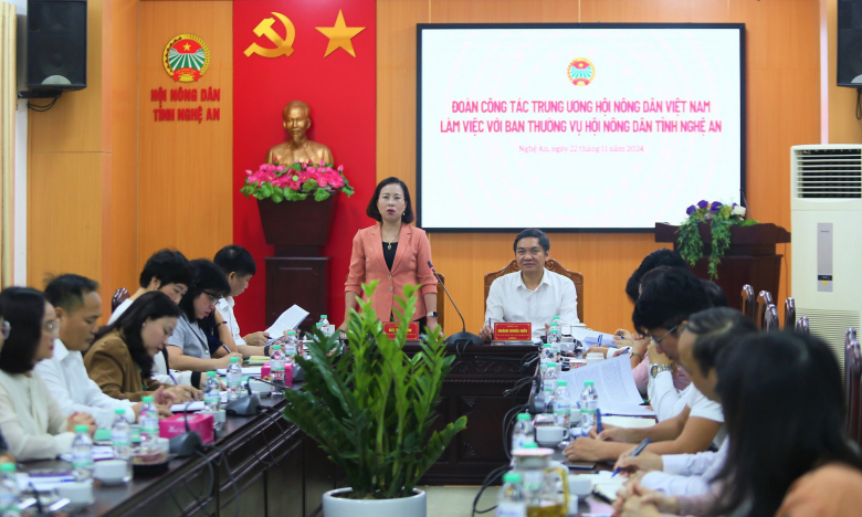 Phó Chủ tịch BCH TƯ Hội NDVN Bùi Thị Thơm ghi nhận, đánh giá cao công tác Hội, phong trào nông dân Nghệ An
