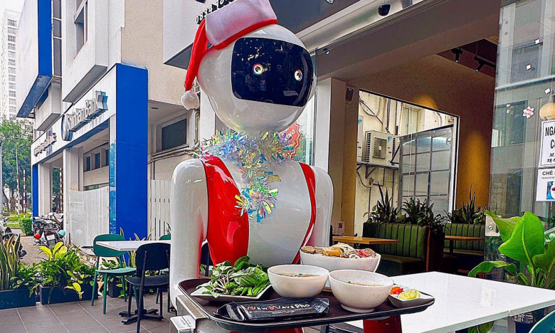 Hà Nội đưa robot vào chế biến phở, liệu di sản văn hóa phi vật thể quốc gia có còn là di sản?